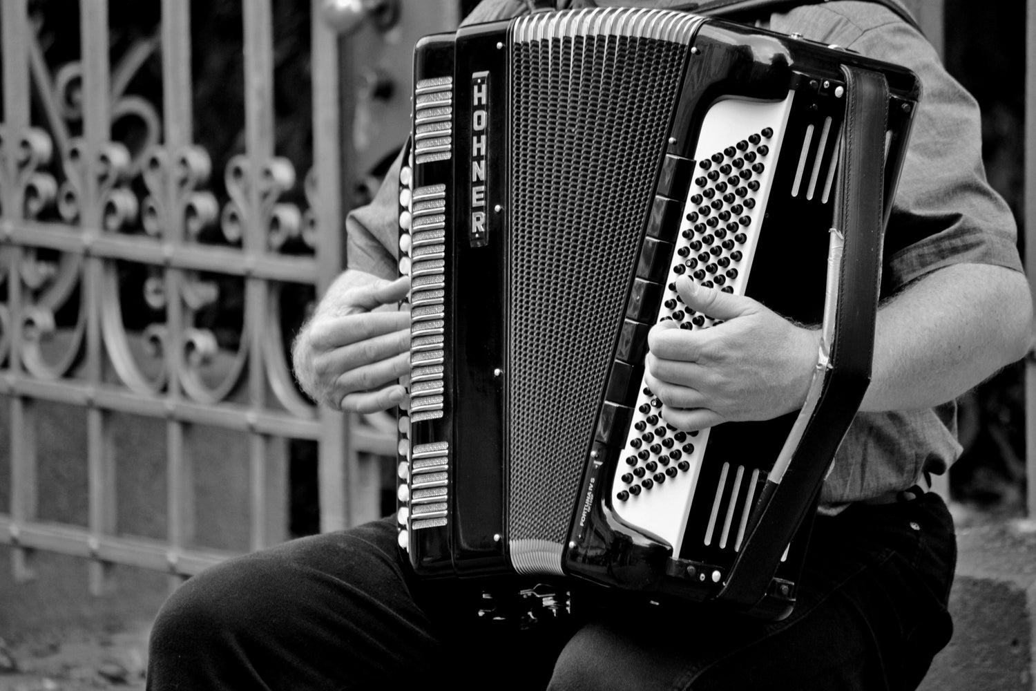 accordéoniste hohner noir et blanc rue